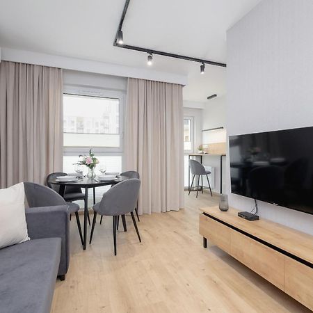Bright Apartment In Krakow With Garden, Air Conditioning, Parking And Desk By Renters Prestige ภายนอก รูปภาพ