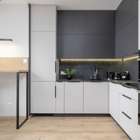 Bright Apartment In Krakow With Garden, Air Conditioning, Parking And Desk By Renters Prestige ภายนอก รูปภาพ