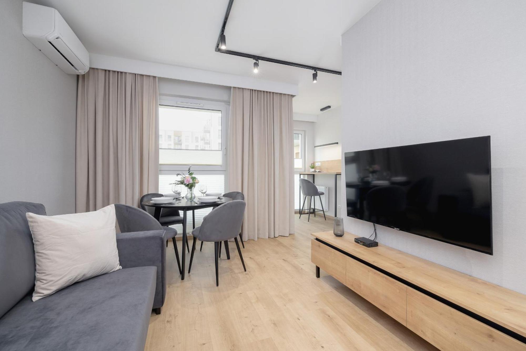 Bright Apartment In Krakow With Garden, Air Conditioning, Parking And Desk By Renters Prestige ภายนอก รูปภาพ