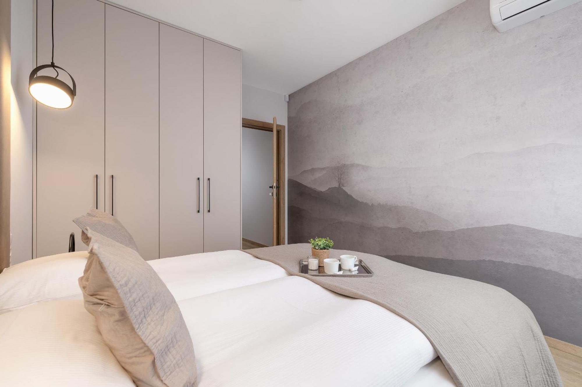 Bright Apartment In Krakow With Garden, Air Conditioning, Parking And Desk By Renters Prestige ภายนอก รูปภาพ