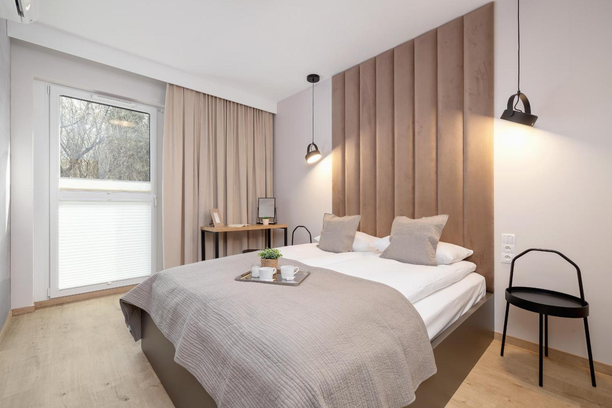 Bright Apartment In Krakow With Garden, Air Conditioning, Parking And Desk By Renters Prestige ภายนอก รูปภาพ