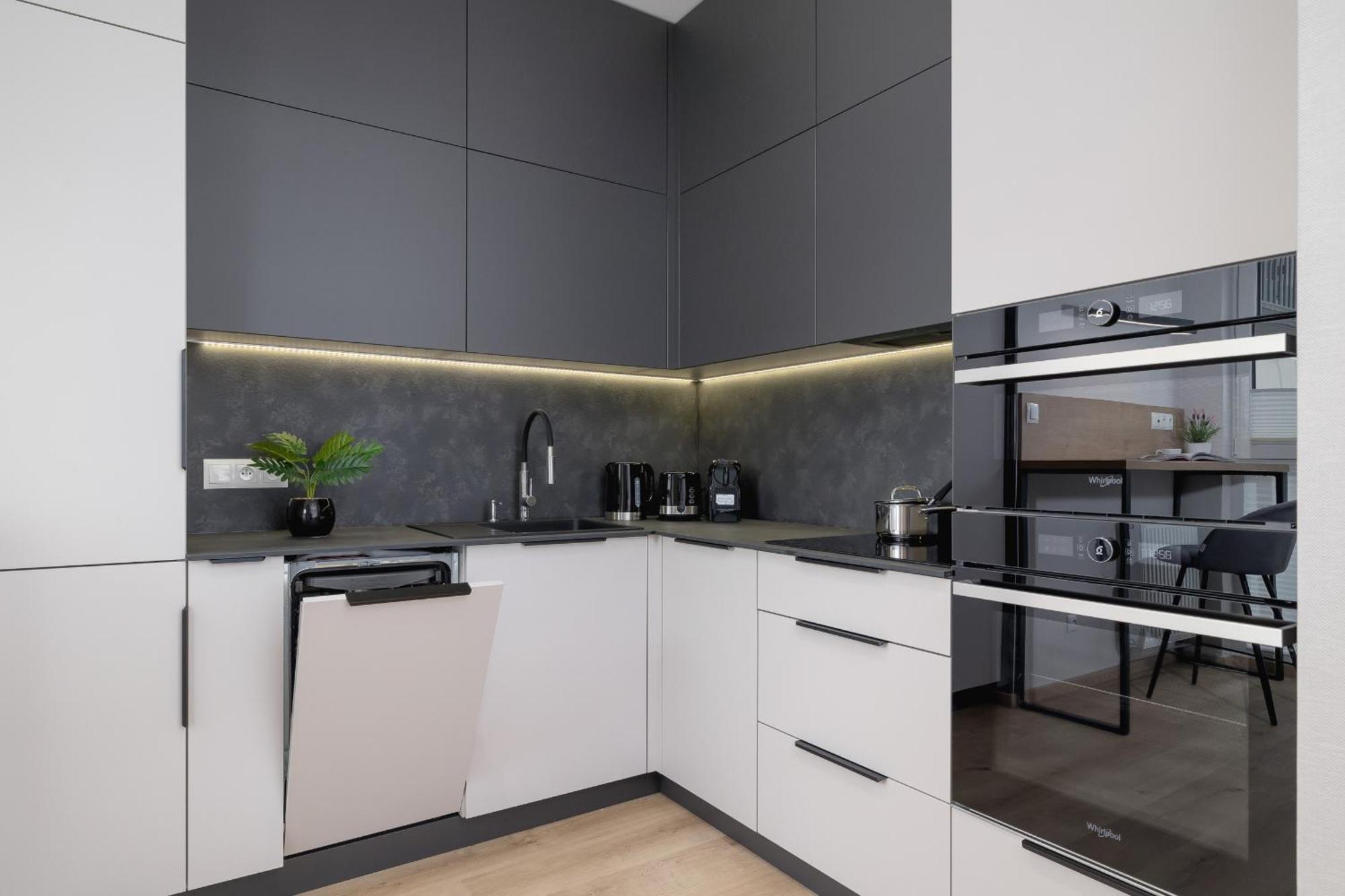 Bright Apartment In Krakow With Garden, Air Conditioning, Parking And Desk By Renters Prestige ภายนอก รูปภาพ