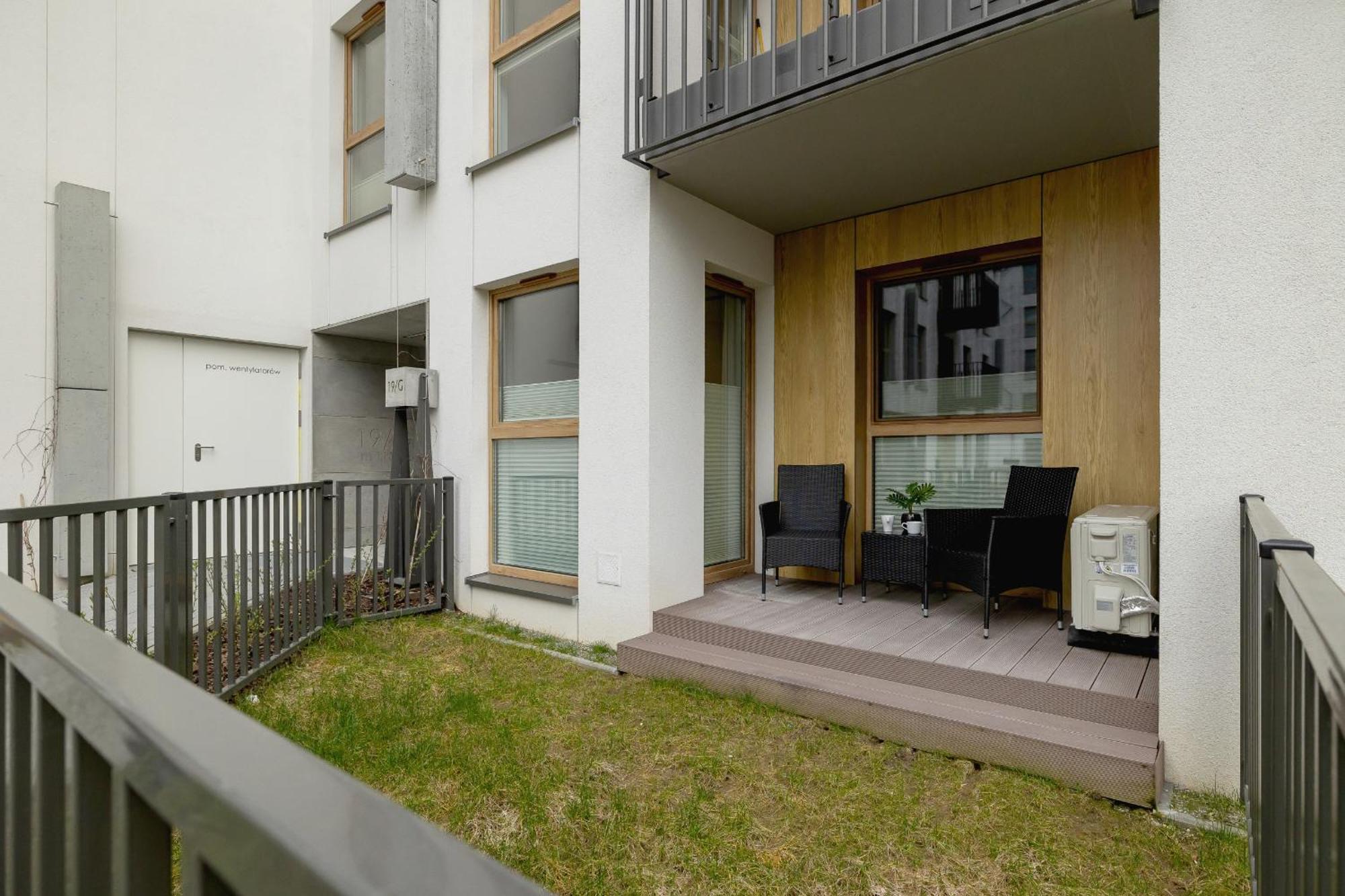 Bright Apartment In Krakow With Garden, Air Conditioning, Parking And Desk By Renters Prestige ภายนอก รูปภาพ