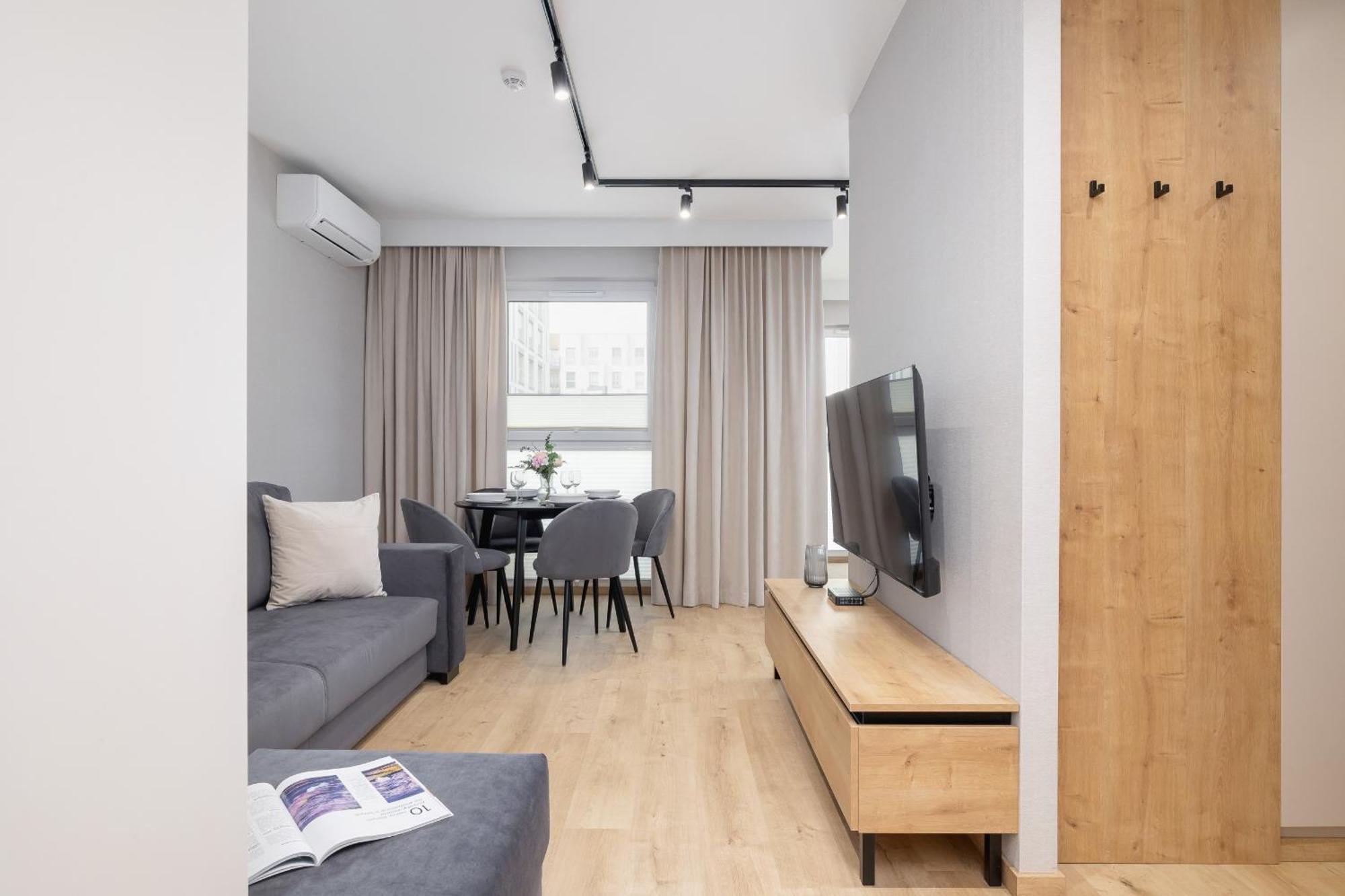 Bright Apartment In Krakow With Garden, Air Conditioning, Parking And Desk By Renters Prestige ภายนอก รูปภาพ