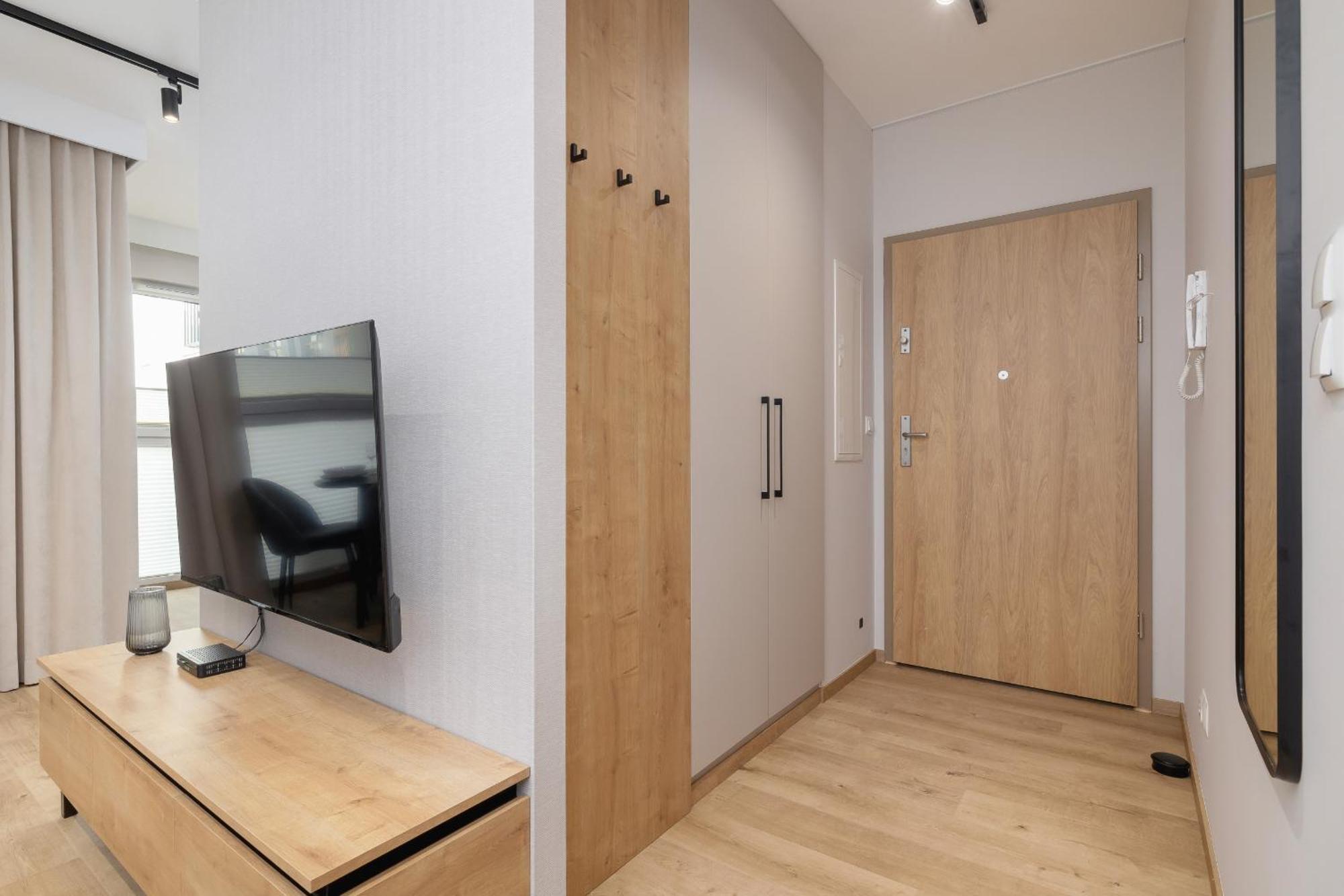 Bright Apartment In Krakow With Garden, Air Conditioning, Parking And Desk By Renters Prestige ภายนอก รูปภาพ