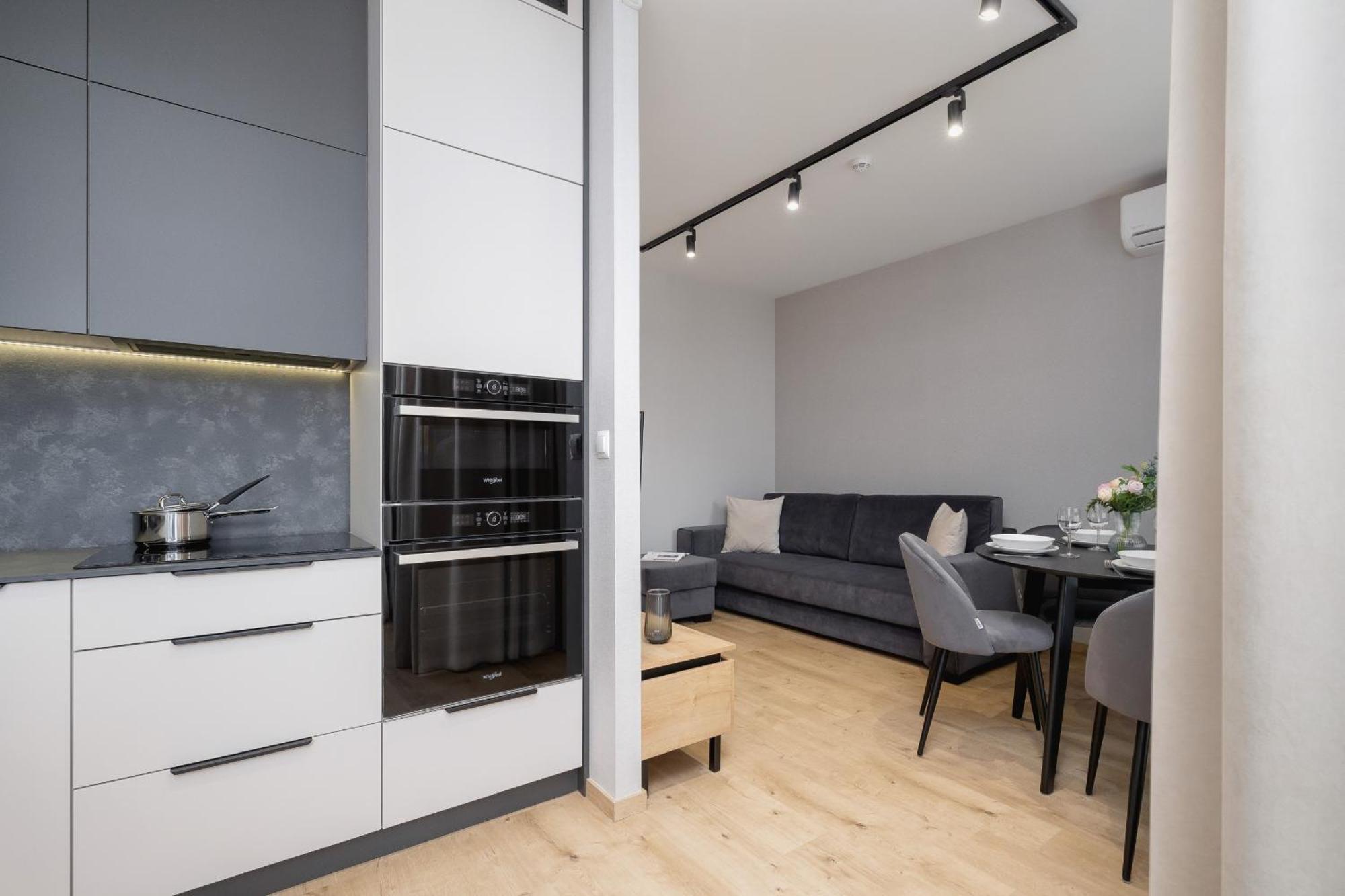 Bright Apartment In Krakow With Garden, Air Conditioning, Parking And Desk By Renters Prestige ภายนอก รูปภาพ