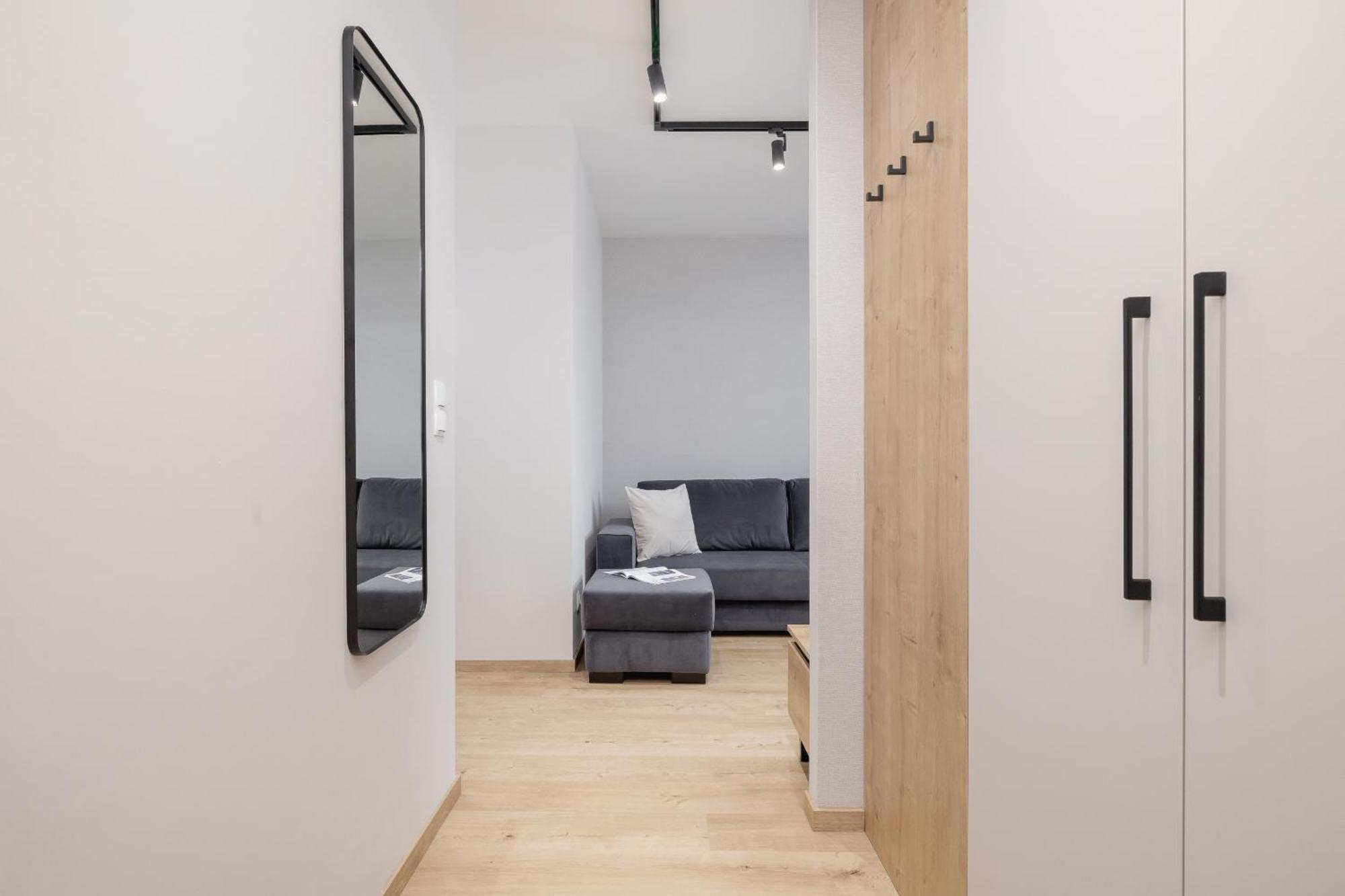 Bright Apartment In Krakow With Garden, Air Conditioning, Parking And Desk By Renters Prestige ภายนอก รูปภาพ