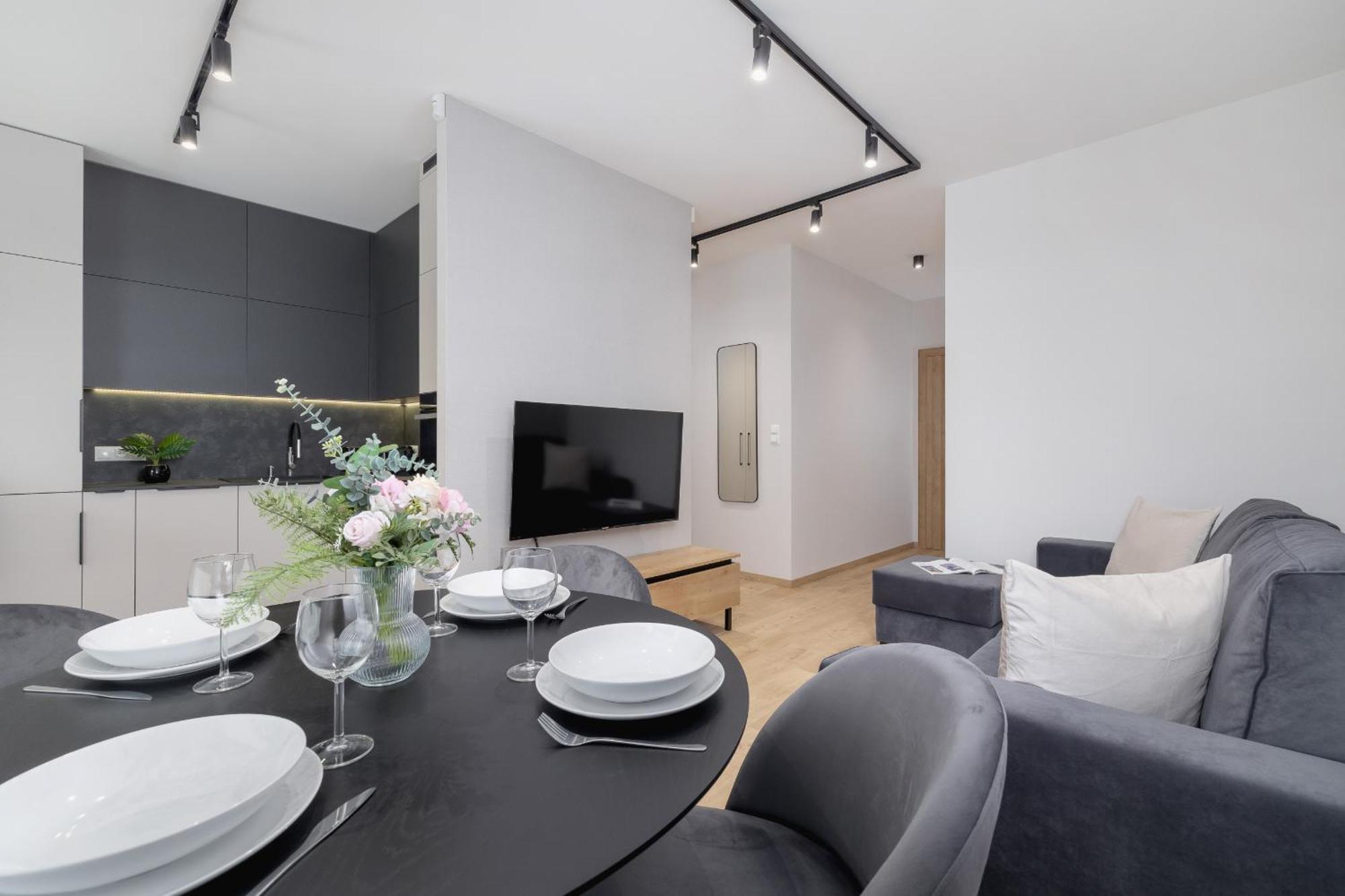 Bright Apartment In Krakow With Garden, Air Conditioning, Parking And Desk By Renters Prestige ภายนอก รูปภาพ