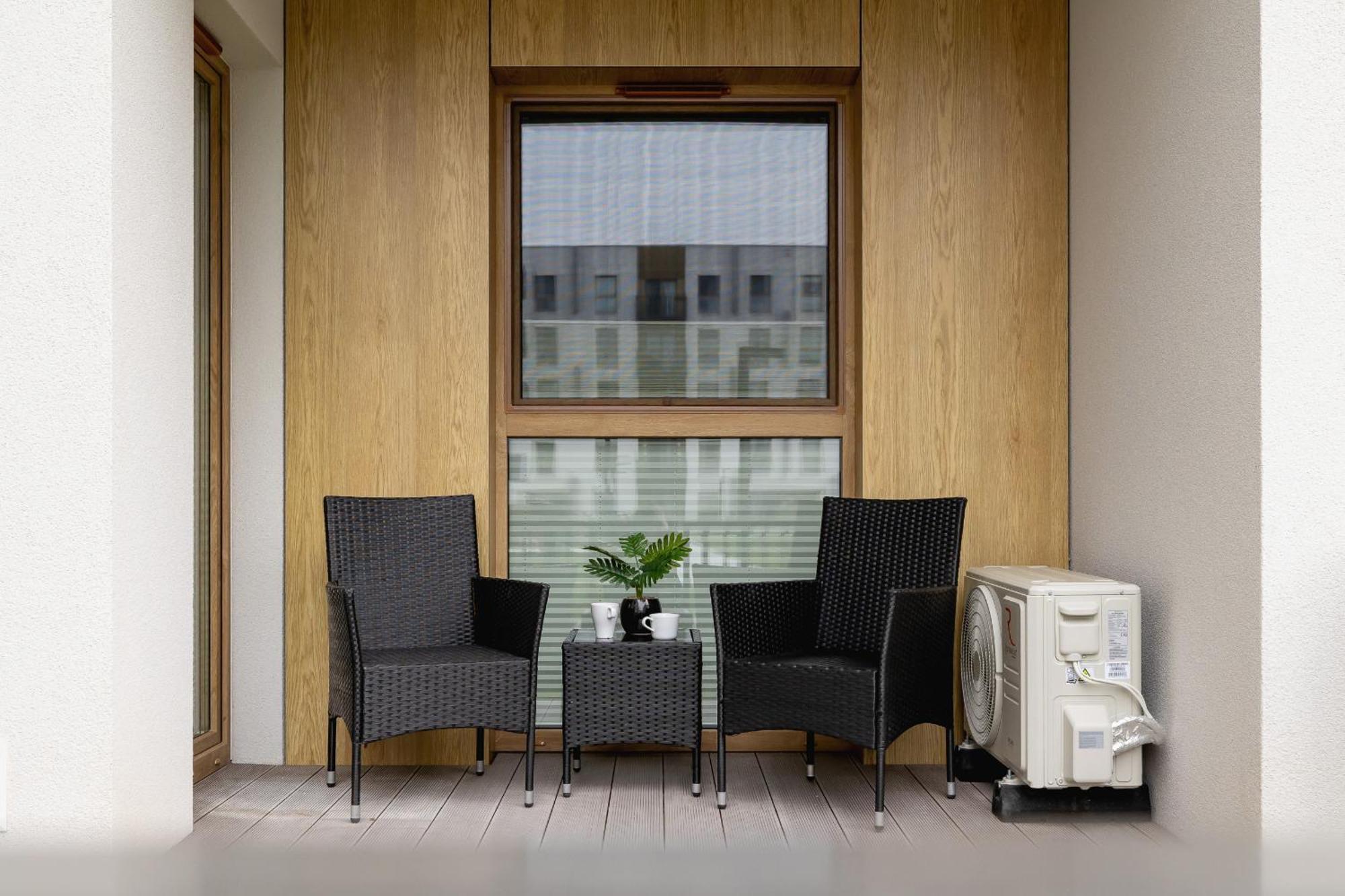 Bright Apartment In Krakow With Garden, Air Conditioning, Parking And Desk By Renters Prestige ภายนอก รูปภาพ