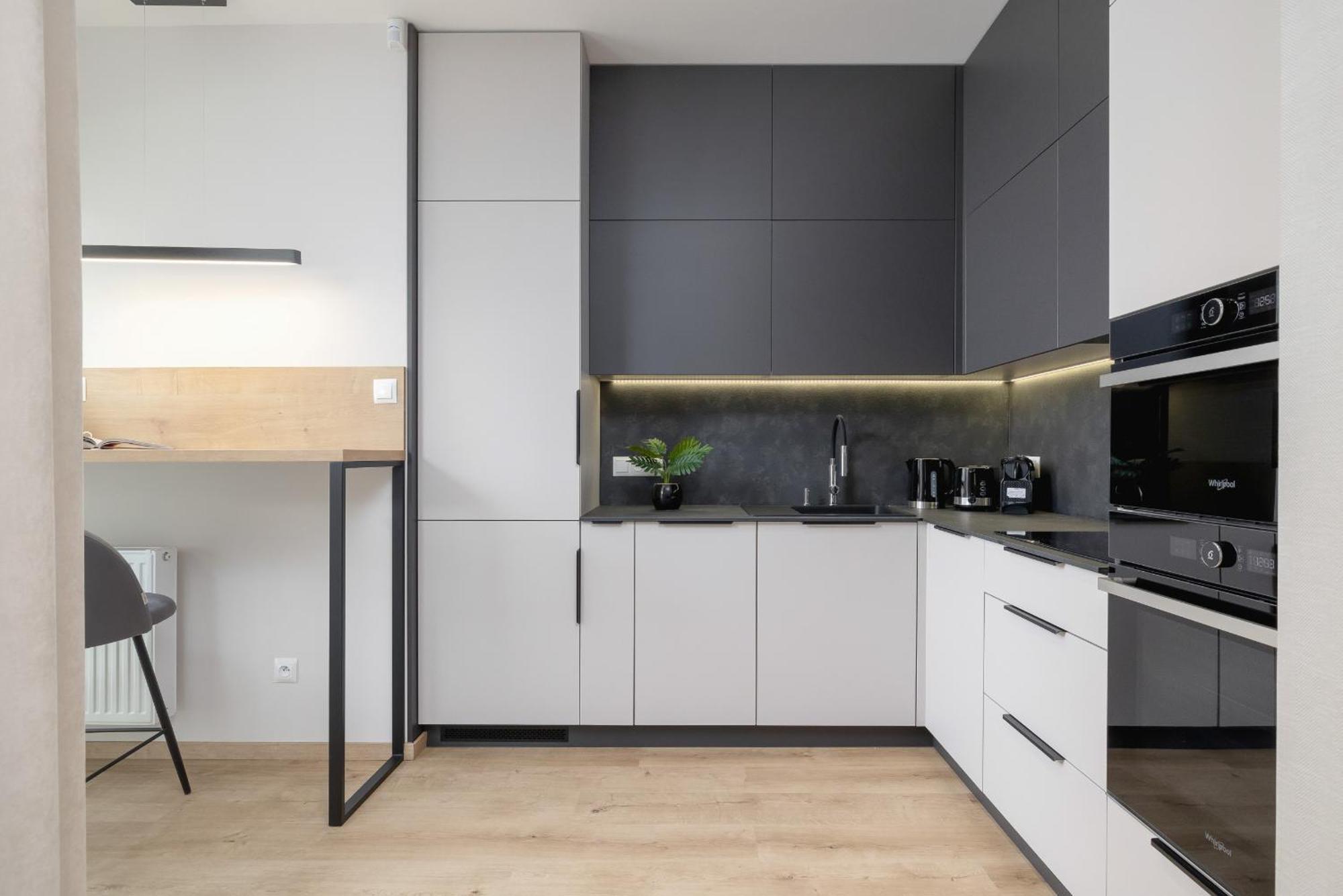 Bright Apartment In Krakow With Garden, Air Conditioning, Parking And Desk By Renters Prestige ภายนอก รูปภาพ
