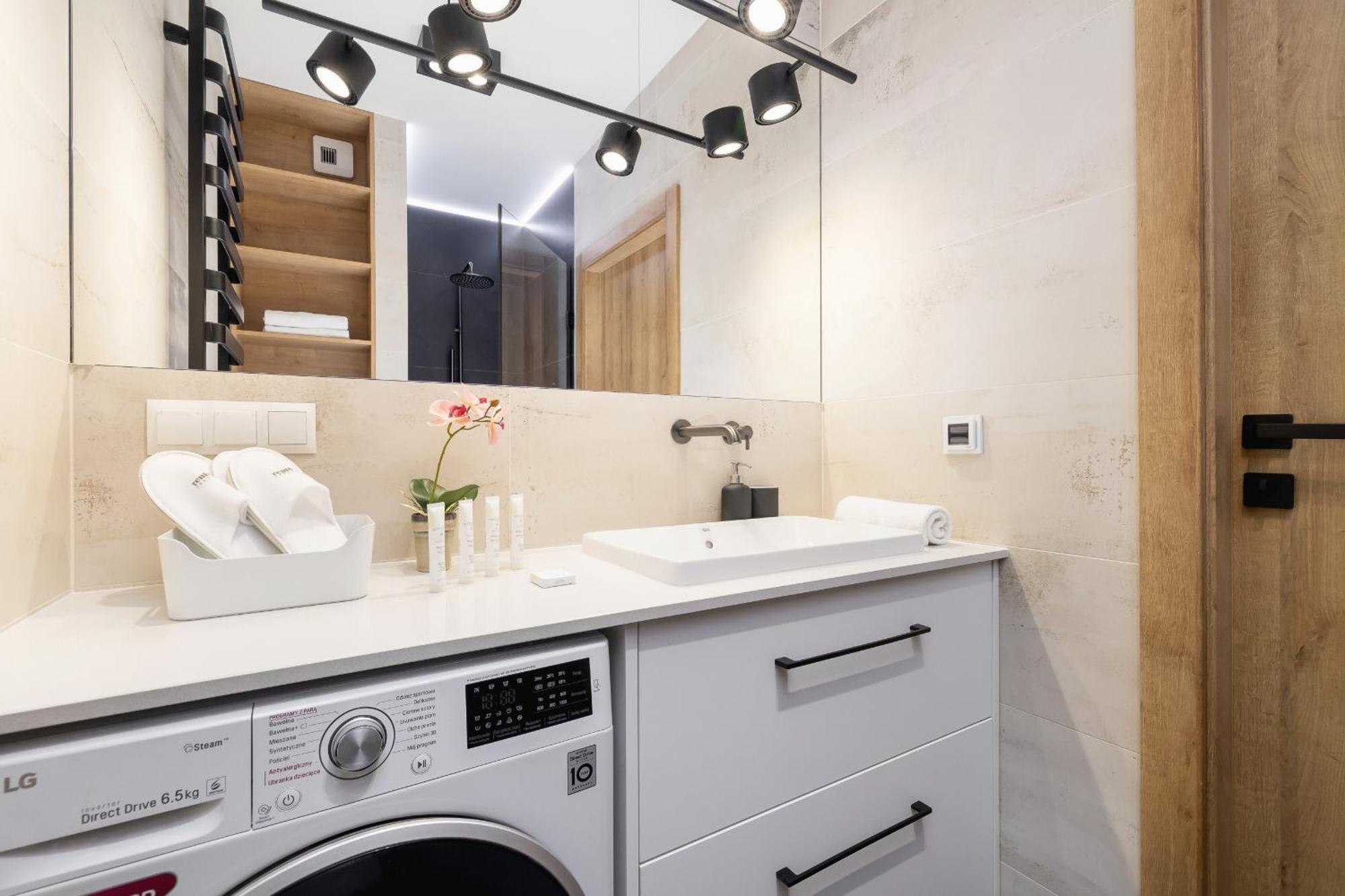 Bright Apartment In Krakow With Garden, Air Conditioning, Parking And Desk By Renters Prestige ภายนอก รูปภาพ