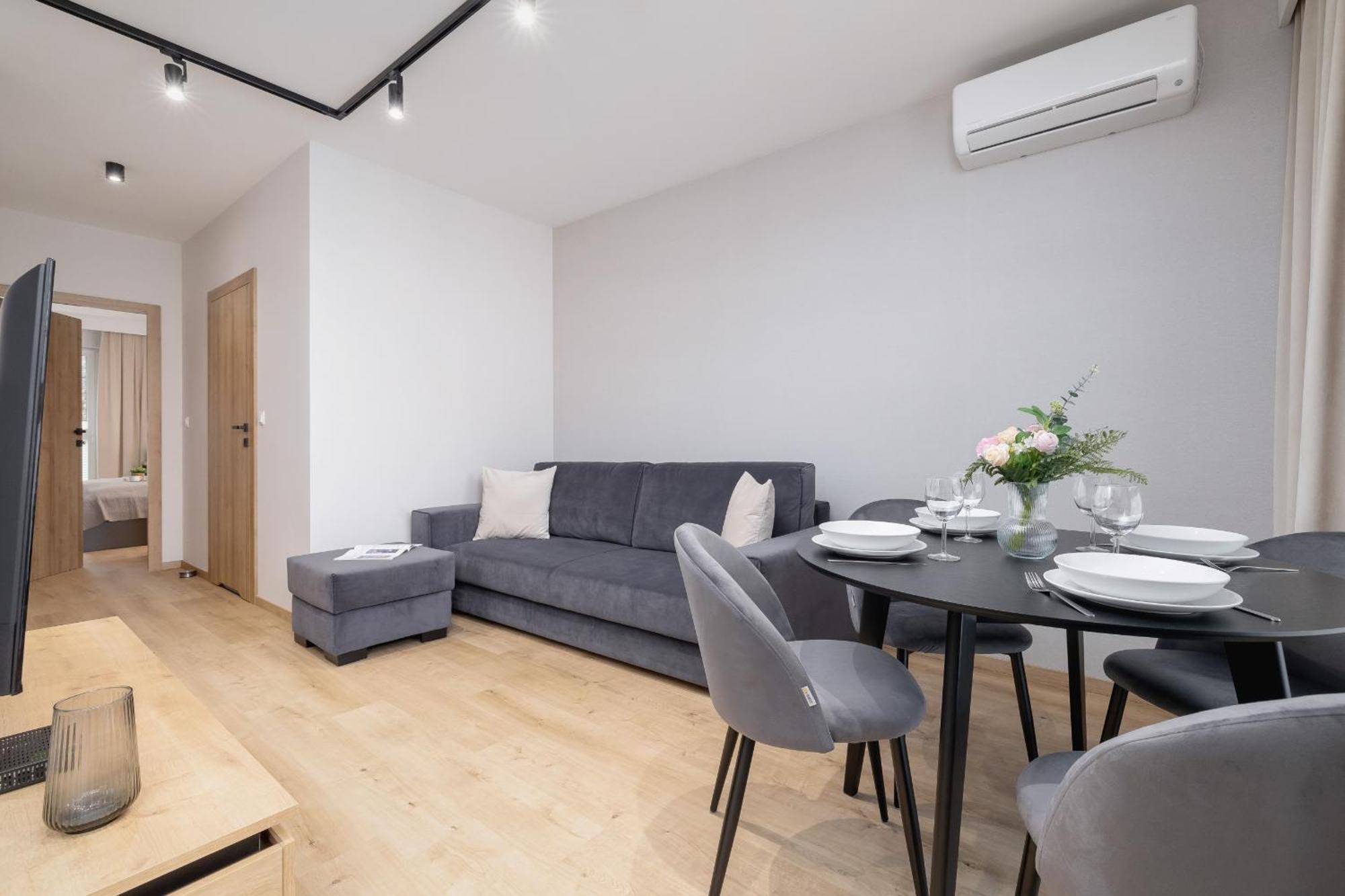 Bright Apartment In Krakow With Garden, Air Conditioning, Parking And Desk By Renters Prestige ภายนอก รูปภาพ