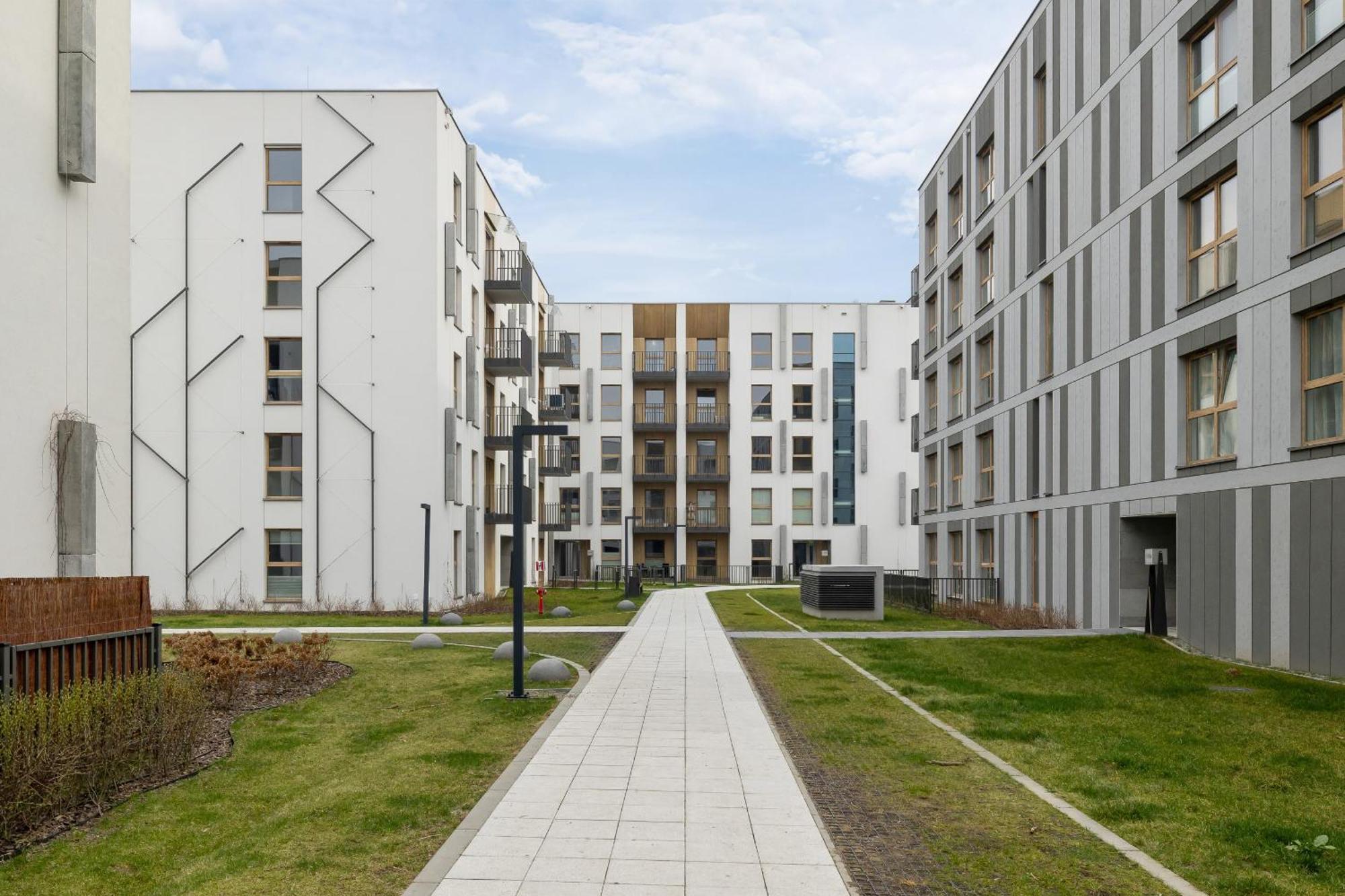 Bright Apartment In Krakow With Garden, Air Conditioning, Parking And Desk By Renters Prestige ภายนอก รูปภาพ
